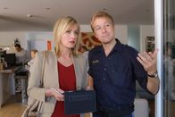 Die Rosenheim-Cops – Kommissarin Danner (Katharina Abt) und Polizist Mohr (Max Müller) untersuchen den Tod eines Architekten.