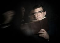 American Horror Story – (2. Staffel) - Dr. Thredson (Zachary Quinto) ist von den brutalen Behandlungsmethoden in der Briarcliff-Nervenheilanstalt entsetzt ...