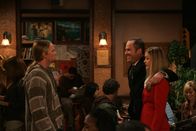 How I Met Your Mother – Ein interessanter Spielabend: Auf einem alten Video sehen sich die Freunde den "jungen" Barney (Neil Patrick Harris, l.) an, wie er vor seiner Freundin Shannon (Katie Walder, r.) singt ...