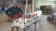 Heimatleuchten – Gerald Aichriedler in seiner Werkstatt im Ort Mondsee, beim Bau eines