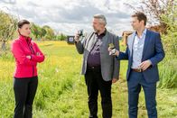 Die Rosenheim-Cops – Die Kommissare Stadler (Dieter Fischer, M.) und Hansen (Igor Jeftić, r.) befragen die Übungsleiterin des Bogensportclubs Rosenheim, Lisa Pfaff (Tanja Hirner, l.) im Mordfall Arnd Schuster, denn das Opfer wurde mit einem Pfeil getötet.