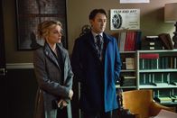 Instinct – Det. Lizzie Needham (Bojana Novakovic, l.) und Dr. Dylan Reinhart (Alan Cumming, r.) müssen den Mord in einem Kino aufklären ...