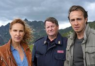 Der Bozen-Krimi – Ein Fall voller Widersprüche für die Kripo Bozen: Sonja (Chiara Schoras, li.), Peter (Hanspeter Müller-Drossaart, Mitte) und Jonas (Gabriel Raab) müssen einen Mord aufklären.