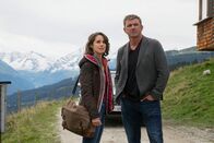 Der Bergdoktor – Dr. Martin Gruber (Hans Sigl) hat eine Vermutung, was hinter Maikes (Amelie Kiefer) heftigen Kreislaufproblemen wirklich steckt.