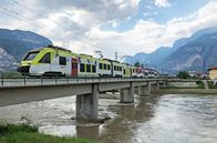 Eisenbahn-Romantik – Die ersten der 66 Kilometer langen Bahnlinie führen durch die Rotaliana-Ebene im Etschtal.