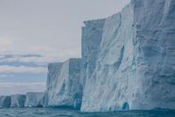 Terra Mater – Eisberg A23A ragt mit seinen gewaltigen Eiswänden aus dem Meer
