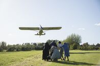Father Brown – Father Brown (Mark Williams, l.), Arthur Le Broc (Rupert Vansittart, 2.v.l.), Lady Felicia (Nancy Carroll, M.), Meg Le Broc (Leah Whitaker, 2.v.r.) und Mrs McCarthy (Sorcha Cusack, r.) gehen in Deckung, als der Flieger direkt auf sie zusteuert.