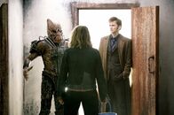 Doctor Who – The Doctor (David Tennant, r) und Rose (Billie Piper)