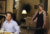 Desperate Housewives – Gloria (Dixie Carter, r.) genießt den Sieg über ihren Sohn Orson (Kyle MacLachlanin, l.) ...