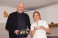 Aufgegabelt von Alexander Herrmann – Alexander Herrmann mit Anna Shchurova bei der Grillkäsezubereitung.
