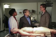 Navy CIS – v.l.n.r.) Kasie Hines (Diona Reasonover); Donald Mallard (David McCallum); Jimmy Palmer (Brian Dietzen)