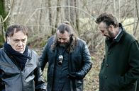 Der Kommissar und die Alpen – Rocco (Marco Giallini, re.) und seine Freunde Sebastiano (Francesco Acquaroli, li.) und Furio (Mirko Frezza, mi.) auf ihrem Rachefeldzug im Friaul.