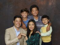 Fresh off the Boat – Eine ganz besondere Familie: Louis (Randall Park, l.), Jessica (Constance Wu, M.), Eddie (Hudson Yang, 2.v.r.), Emery (Forrest Wheeler, 2.v.l.) und Evan Huang (Ian Chen, l.) ...