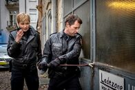 Notruf Hafenkante – Aus einer Garage wurden Hilferufe gemeldet. Während Mattes (Matthias Schloo) die verschlossene Tür öffnet, ruft Melanie (Sanna Englund) den Rettungswagen.