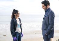 Lucifer – Ella (Aimee Garcia, l.); Lucifer (Tom Ellis, r.)