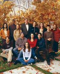 Gilmore Girls – v.l.n.r.) Dean (Jared Padalecki), Luke (Scott Patterson), Rory (Alexis Bledel), Lorelai (Lauren Graham) und Jess (Milo Ventimiglia) bereit ...
