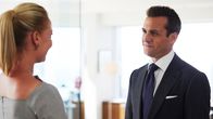 Suits – Die Zusammenarbeit an einem Fall bringt Harvey (Gabriel Macht) und Samantha (Katherine Heigl) enger zusammen – und ihre Beziehung vertieft sich auf persönlicher Ebene.