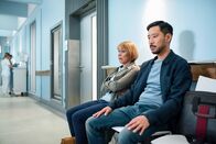 Schloss Einstein – Besorgt warten die Direktoren Frau Stocker (Gitta Schweighöfer, li.) und Herr Chung (Ill- Young Kim, re.) im Johannes-Thal-Klinikum auf Nachricht von den Ärzten.