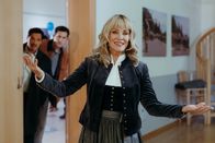 Die Bergretter – Da ihre Konkurrentin nicht zum Rededuell angetreten ist, glaubt Elisa Rödder (Sonja Kirchberger, r.) sich schon als Siegerin. Tobias Herbrechter (Markus Brandl, l.) und Rudi (Michael Pascher, M.) können es nicht fassen.