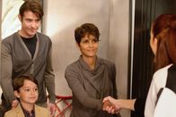 Extant – Bei einem Abendessen soll getestet werden, ob Ethan (Pierce Gagnon, l.) wirklich auf einmal Japanisch gelernt hat. John (Goran Visnjic, l.) und Molly (Halle Berry, r.) sind gespannt ...