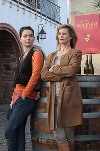 Weingut Wader – Mutter Käthe Wader (Leslie Malton, re.) und Tochter Anne (Henriette Richter-Röhl, li.) haben unterschiedliche Vorstellungen über die Zukunft des Weingutes.; MDR FERNSEHEN WEINGUT WADER, "Die Erbschaft" Uhr. Mutter Käthe Wader (Leslie Malton, re.) und Tochter Anne (Henriette Richter-Röhl, li.) haben unterschiedliche Vorstellungen über die Zukunft des Weingutes.