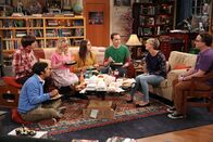 The Big Bang Theory – Versuchen beim gemeinsamen Abendessen, Leonard (Johnny Galecki, r.) Tipps zu geben, wie er die Abschlussrede in seiner alten High School meistern soll: (v.l.n.r.) Raj (Kunal Nayyar), Howard (Simon Helberg), Bernadette (Melissa Rauch), Amy (Mayim Bialik), Sheldon (Jim Parsons) und Penny (Kaley Cuoco) ...