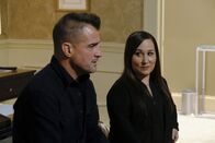 MacGyver – Tut alles, um den Mörder der Patentochter seiner Chefin Matty Webber (Meredith Eaton, r.) zu finden: Jack Dalton (George Eads, l.)