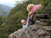 Der Schwarzwaldhof - Der verlorene Sohn – ARD DER SCHWARZWALDHOF, Deutschland 2008, Regie Matthias Tiefenbacher Uhr im Ersten. Vergeblich versucht Veronika (Saskia Vester) ihren Mann Curt (Simon Licht) vor dem Absturz zu retten.