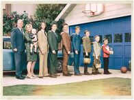 The Kids Are Alright – (v.li.): Michael Cudlitz (Mike Cleary), Mary McCormack (Peggy Cleary), Sam Straley (Lawrence Cleary), Sawyer Barth (Frank Cleary), Caleb Foote (Eddie Cleary), Christopher Paul Richards (Joey Cleary), Jack Gore (Timmy Cleary), Andy Walken (William Cleary), Santino Barnard (Pat Cleary).