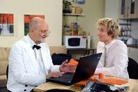 Rote Rosen – ARD ROTE ROSEN FOLGE 1179 Uhr im ERSTEN. Mick (Tobias Rosen, r.) hilft Alfred (Rolf Nagel, l.) bei der Neuinstallation seines Laptops.