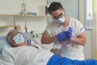 Reporter – Notfallpfleger Christian Tek bei der Arbeit mit einem Patienten.