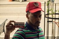 Twisted Metal – John Doe (Anthony Mackie) hat sein neues Leben als Insider satt. Mit allen Tricks versucht er, aus der Stadt zu fliehen und Quiet zu finden.