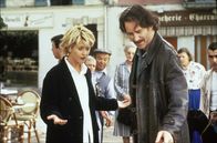 French Kiss – Luc (Kevin Kline, r.) versucht, Kate (Meg Ryan, l.) über die Untreue ihres Verlobten hinweg zu trösten ...