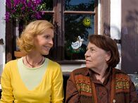In aller Freundschaft – Emma Brettschneider (Annemone Haase, rechts) sieht ihrem herannahenden Tod mit Entschlossenheit und Fassung entgegen. Ingrid Rischke (Jutta Kammann) hat sich spontan bereit erklärt, die Zeit bis ein Pflegedienst Emma Brettschneiders Betreuung übernimmt, zu überbrücken.