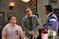 The Big Bang Theory – Leonard (Johnny Galecki, M.) und Raj (Kunal Nayyar, r.) glauben, den Schauspieler Nathan Fillion (Nathan Fillion, l.) im Restaurant entdeckt zu haben, während Penny Sheldon beibringen möchte, loszulassen ...