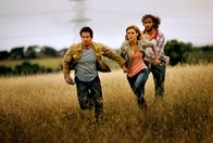 Transformers: Ära des Untergangs – Als der Erfinder Cade Yaeger (Mark Wahlberg, l.) realisiert, dass sein restaurierungsbedürftiger Lkw niemand anderes als der gesuchte transformierte Alien-Führer Optimus Prime ist, muss er mit seiner Tochter Tessa (Nicola Peltz, M.) und seinem Freund Lucas (T.J. Miller, r.) flüchten ...