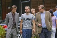 Die Rosenheim-Cops – Hansen (Igor Jeftic, l.) und Hartl (Michael A. Grimm, r.) wissen, dass das Opfer eine Affäre hatte, was Lebensgefährte Kogler (Sven Waasner, m.) nicht gepasst haben dürfte.