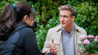 Sturm der Liebe – Vincent (Martin Walde, r. mit Yeliz Simsek, l.) geht traurig davon aus, dass er Ana bald sehr viel seltener sehen wird.