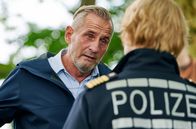 WaPo Bodensee – Paul Schott (Tim Wilde, l.) wird von seiner Chefin Nele Fehrenbach (Floriane Daniel, r.) von dem Mordfall abgezogen. Und gerät zudem selbst unter Verdacht.