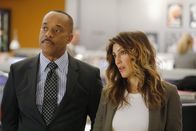 Navy CIS – Tappen in einem aktuellen Tötungsdelikt noch im Dunkeln: Vance (Rocky Carroll, l.) und Quinn (Jennifer Esposito, r.). Haben sie es tatsächlich mit Selbstmord zu tun?