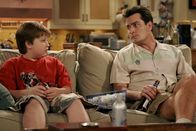Two and a Half Men – Jake (Angus T. Jones, l.) hofft von seinem Onkel (Charlie Sheen, r.) zu erfahren, mit wem sich sein Vater heimlich trifft ...