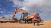 Outback Opal Hunters - Edelsteinjagd in Australien – Half ton heavy construction machine.
