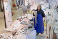 Im Bauch von ... – Rosa Cunha trägt auf dem Mercado da Ribeira in Lissabon die Tradition der Peixeiras, der berühmten Fischverkäuferinnen, weiter.