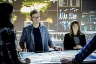 Navy CIS: L.A. – Kann die kriminelle Bande mit Hilfe von Nells (Renée Felice Smith, r.) Schwester Sydney von Homeland Security gestoppt werden? Da sich Nell weigert, bleibt es an Eric (Barrett Foa, l.) mit Sydney zusammenzuarbeiten ...
