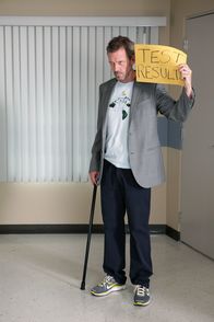 Dr. House – Obwohl ein dramatischer Fall im Krankenhaus seine ganze Aufmerksamkeit fordert, hat House (Hugh Laurie) große Probleme, seine private Beziehung zu Cuddy vom Beruflichen zu trennen.