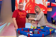 1, 2 oder 3 – Blutspende, Blutsauger und künstliches Blut: Bei "1, 2 oder 3" geht es heute ganz schön blutig zu! Zu Gast im Studio ist die Oberärztin Dr. Lisa Roßbach, die Elton erklärt, was es mit den einzelnen Bestandteilen des Bluts auf sich hat und welche lebenswichtige Funktionen sie übernehmen.
