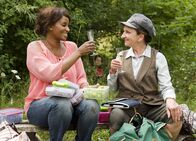 Schloss Einstein – Frau Miesbach (Liz Baffoe) und Frau Rottbach (Angelika Böttiger) machen auf ihrer Geocachingtour ein kleines Picknick.
