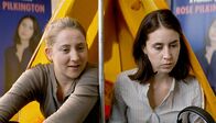 Parlament – Magda (Barbara Krzoska) und Rose (Liz Kingsman) schauen sich ihr Interview mit Cornelius Jaeger an.
