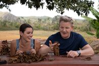 Gordon Ramsay: Kulinarische Abenteuer – Mika und Gordon Ramsay lernen, wie man Zigarren dreht. (National Geographic/Justin Mandel)
