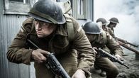 Hitlers letzter Widerstand – REENACTMENT - Kanadische Soldaten rücken in höchster Alarmbereitschaft vor. Die Schauspieler von links nach rechts: Nathan Plumite, Gavin Marck, Alessandro Pekin, und Harrison Macdonald. (Holdout II Productions Inc./Sean F. White)